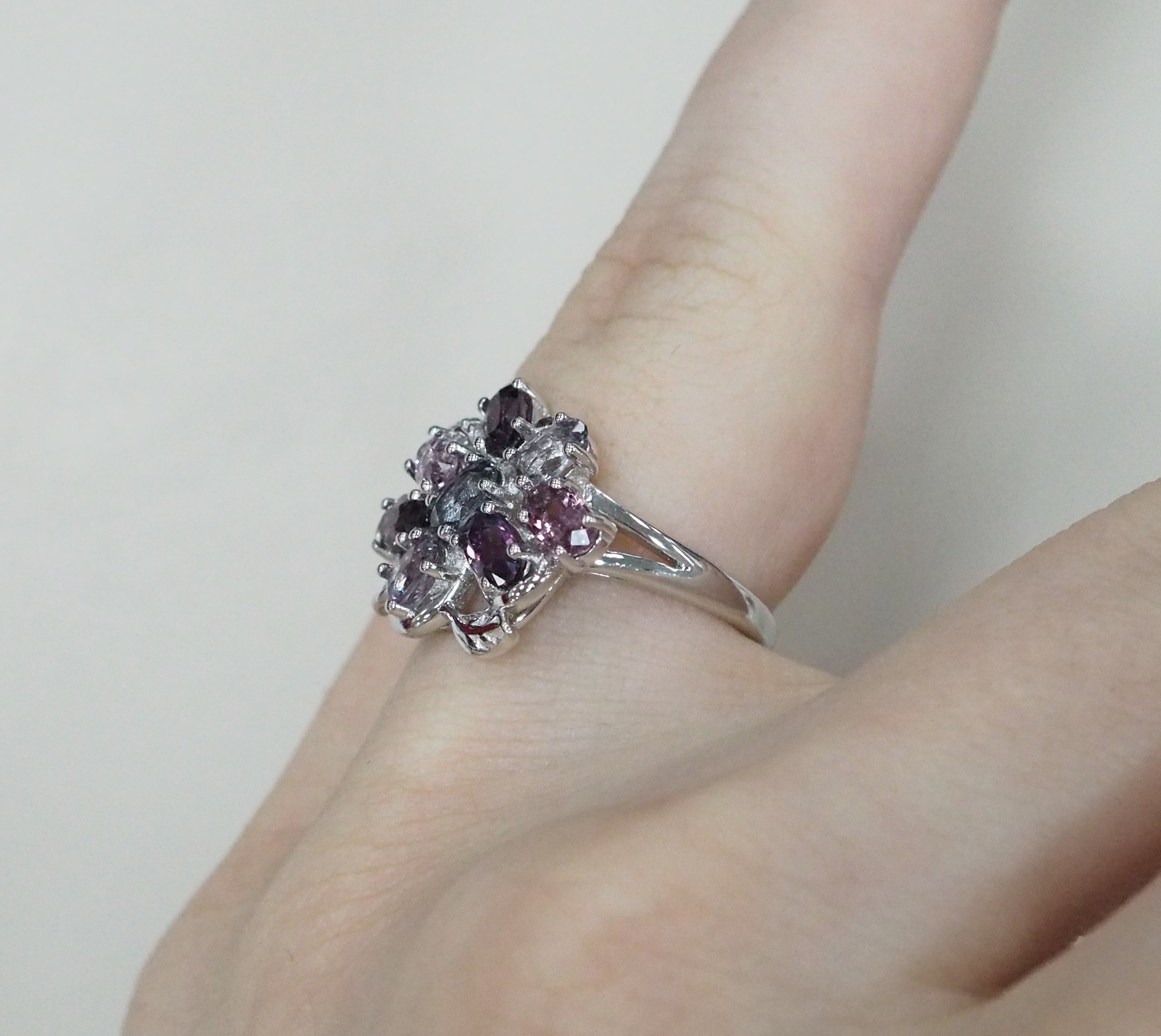 Серебряное кольцо с разноцветной шпинелью